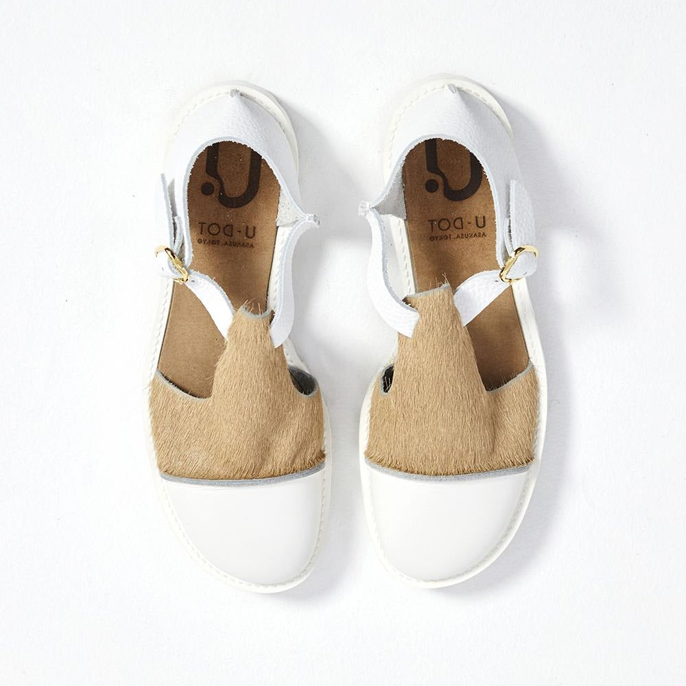 白レザーと毛皮の異素材ミックスストラップサンダル