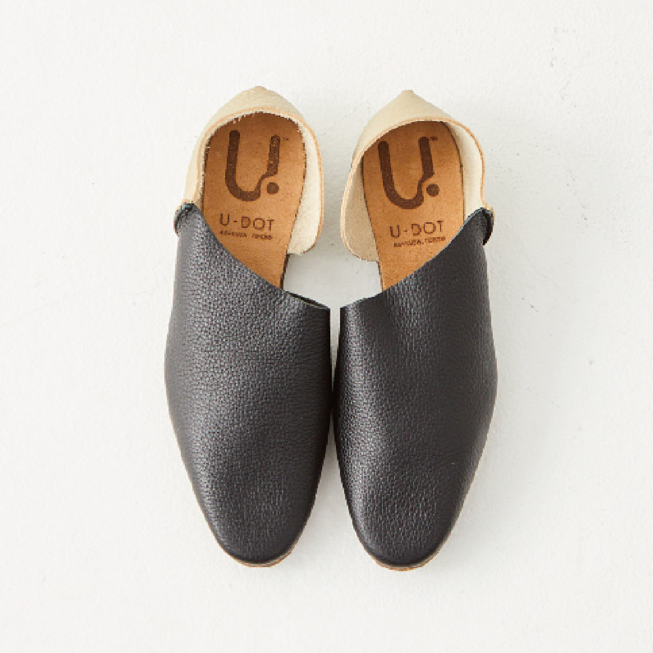 ブラックとゴールドの靴