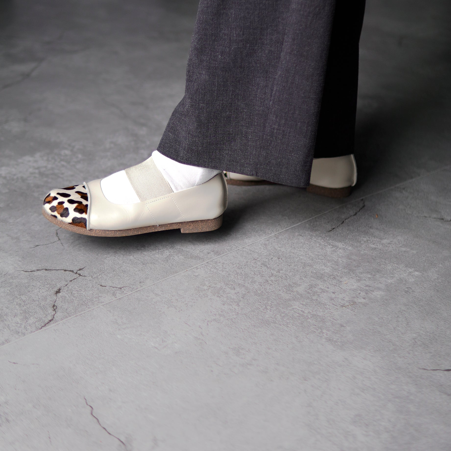 GOM FLAT WHITE LEOPARD SMOOTH GREIGE CORK DOUBLE