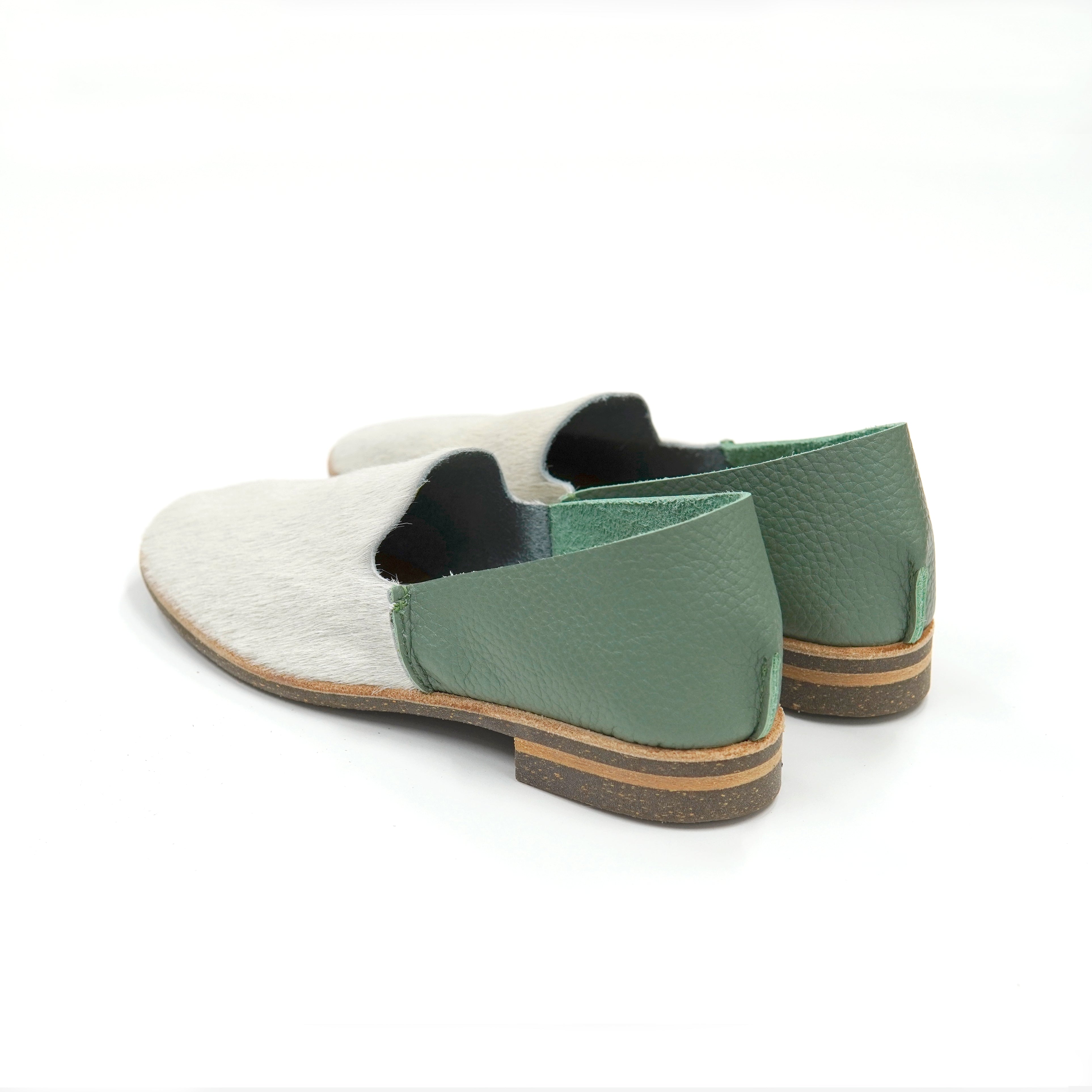 SLIP-ON COW HAIR WHITE/ SHRINK SAGE GREEN/CS