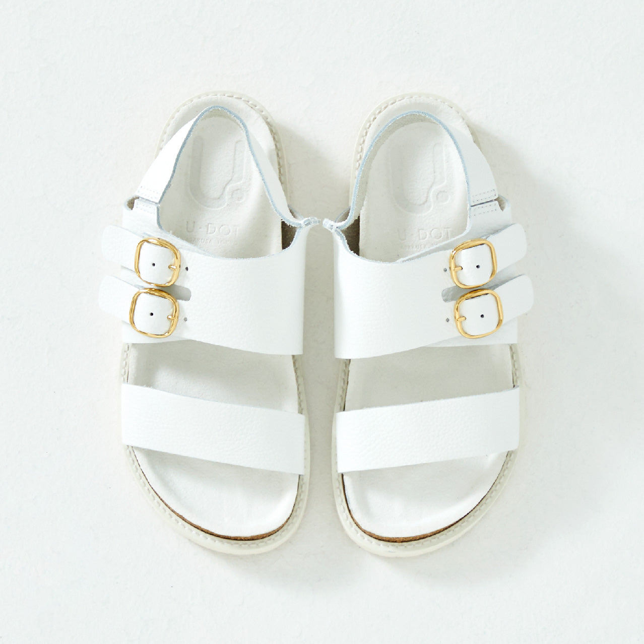 白地にゴールドバックルのベルト付サンダル
