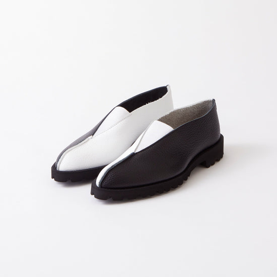 TRIANGLE FLAT　SHRINK BLACK / WHITE