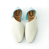 白と水色のシンプルな靴