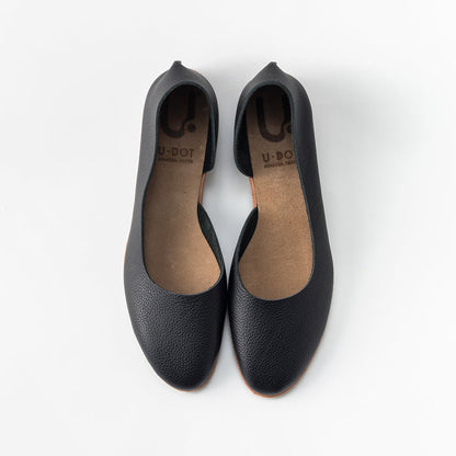 黒いシンプルなフラットシューズ