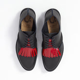 赤フリンジ付き黒の革靴
