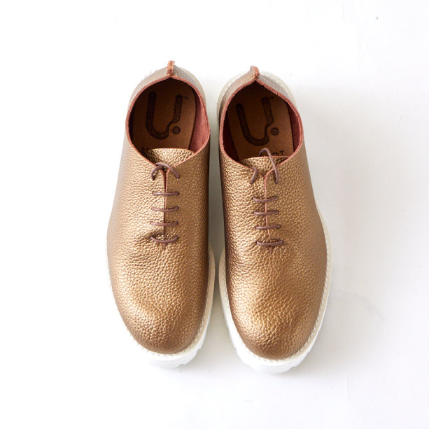 ゴールドレザーのシンプルな紐靴