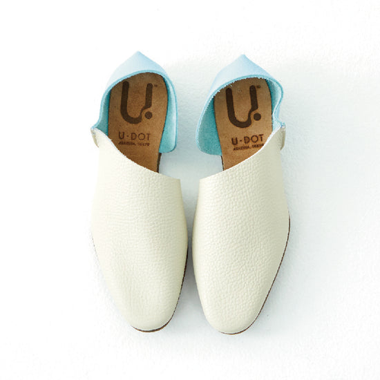 白と水色のシンプルな靴