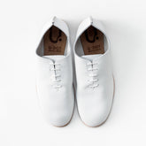 ホワイトレザーのシンプルな紐靴