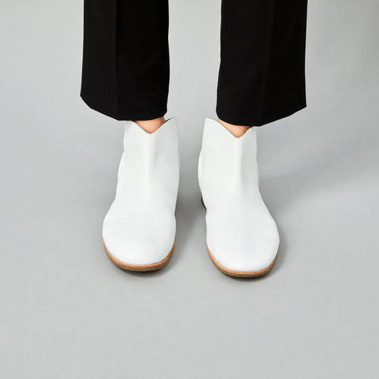シンプルな白のショートブーツ